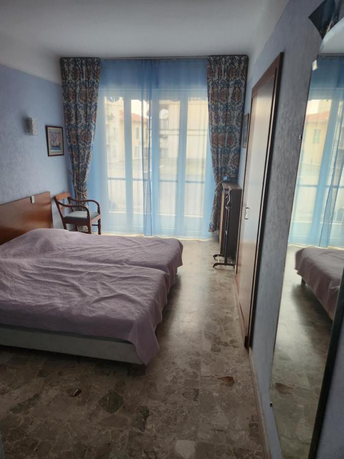 Big Apart 140M2 5Min Walk To Beach Sea &Promenade 3 Double Rooms,Big Living Room 42M2, 3 Showers,9 Beds, Free Parking Nizza Kültér fotó